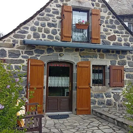 Tiny Cantalou Holiday home Saint-Martin-sous-Vigouroux